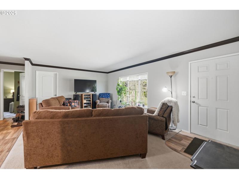 Living Room/Entrance