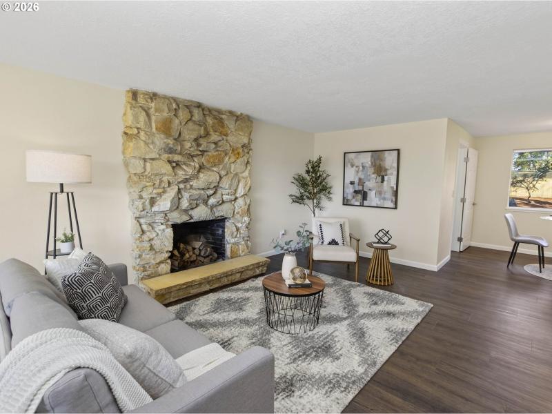 Living Room/Entrance