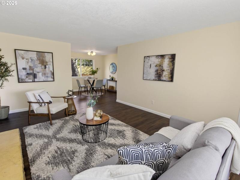 Living Room/Entrance