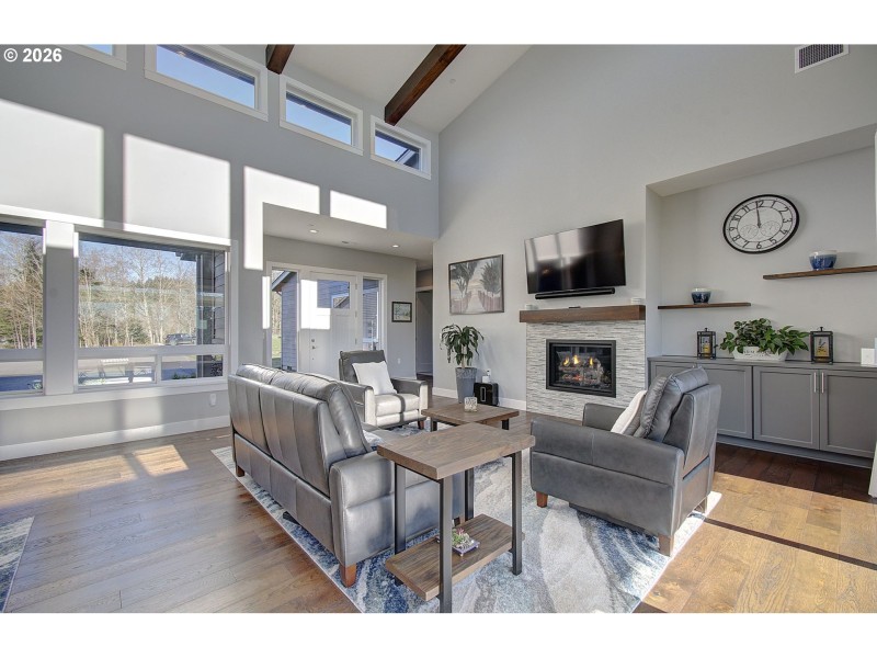 Living Room/Entrance