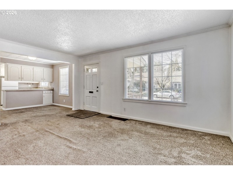 Living Room/Entrance