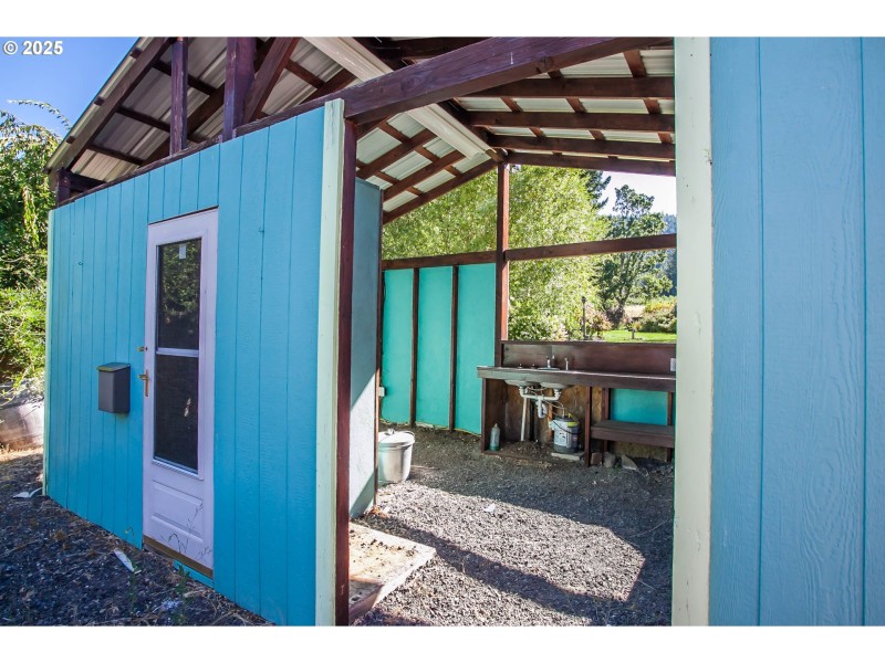Kitchen/Outside