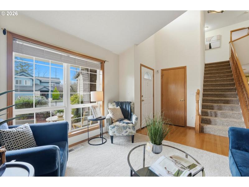 Living Room/Entrance