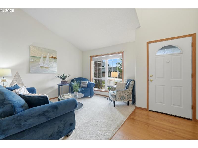 Living Room/Entrance