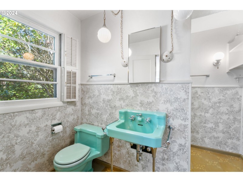 Bathroom, Attached