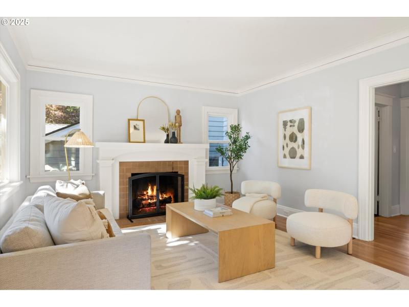 Living Room/Entrance