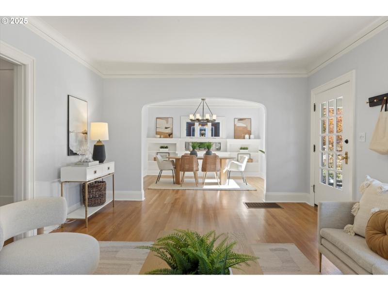 Living Room/Entrance