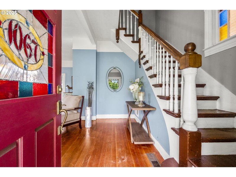 Living Room/Entrance