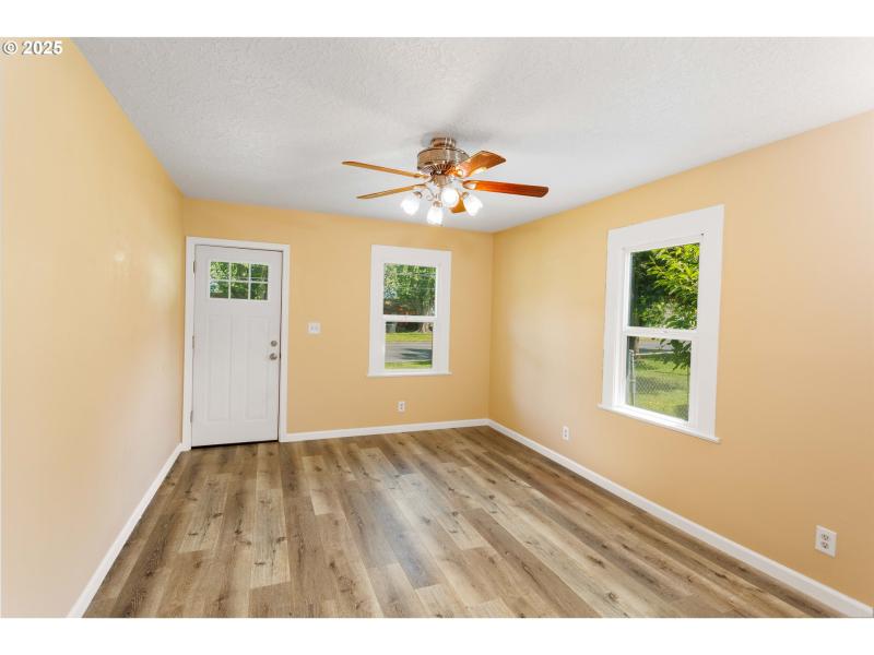 Living Room/Entrance