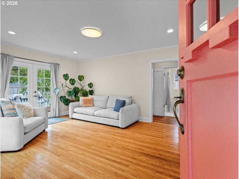 Living Room/Entrance