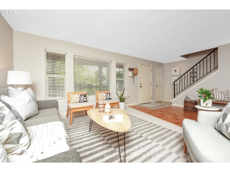 Living Room/Entrance