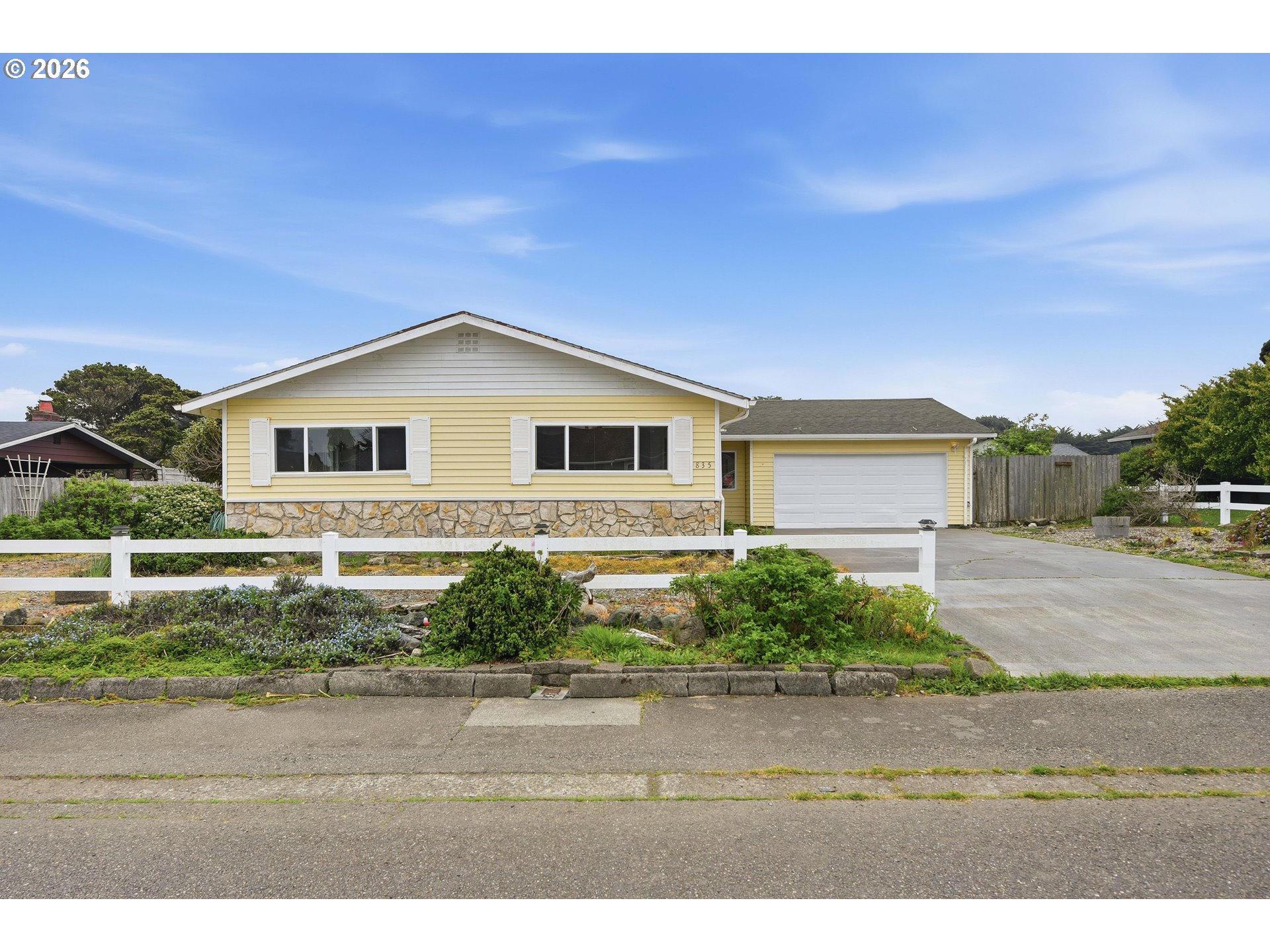 835 12TH ST, Bandon, OR 97411