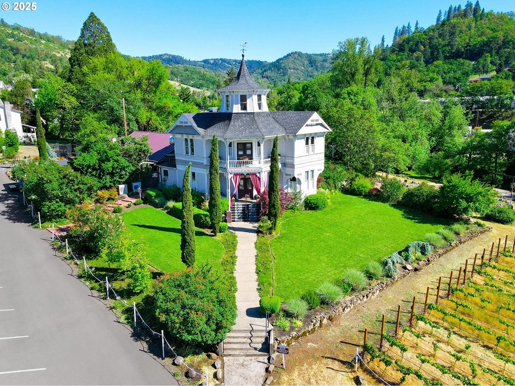 1772 Jackson ST, Roseburg, OR 97470