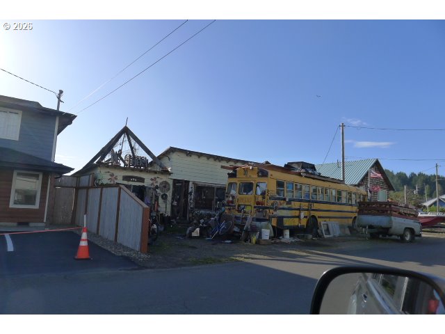 785 BROADWAY AVE, WinchesterBay, OR 97467