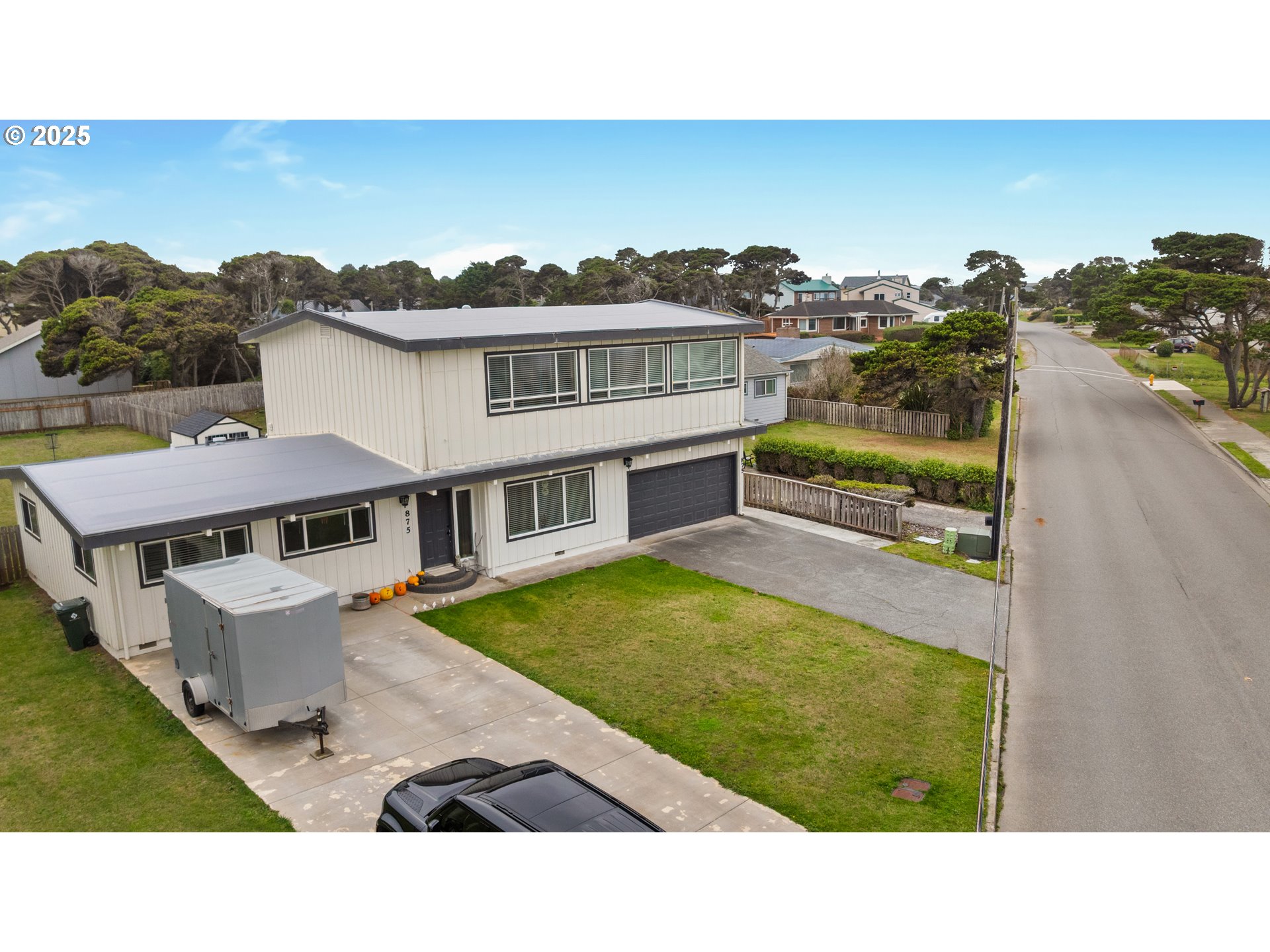 875 OCEAN DR, Bandon, OR 97411