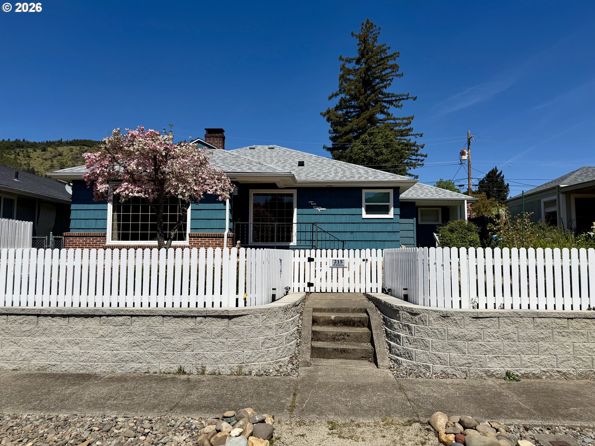 215 BROADWAY ST, MyrtleCreek, OR 97457