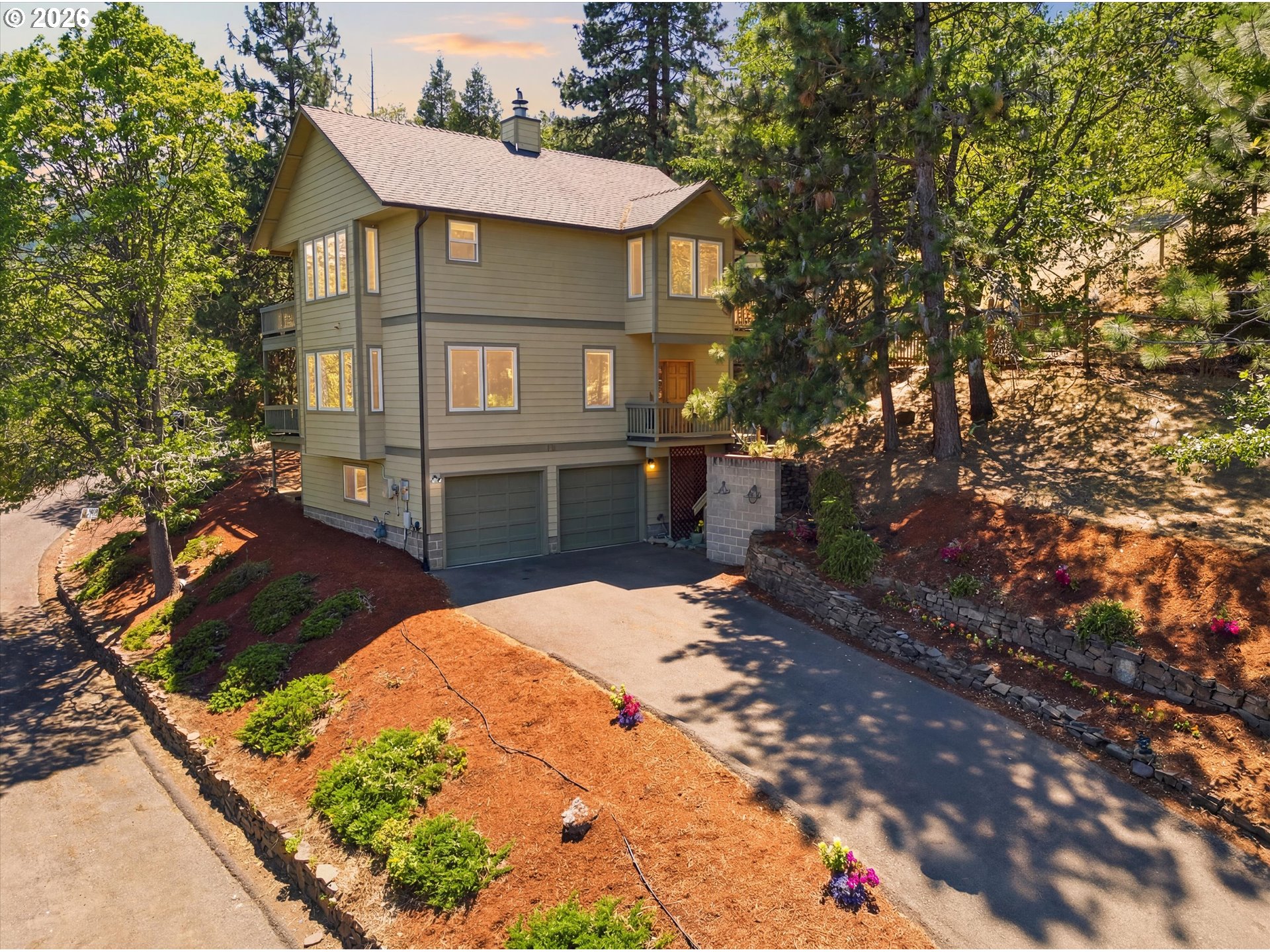 215 PIEDMONT DR, Ashland, OR 97520