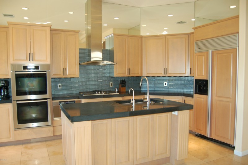 Kitchen with Breakfast Bar