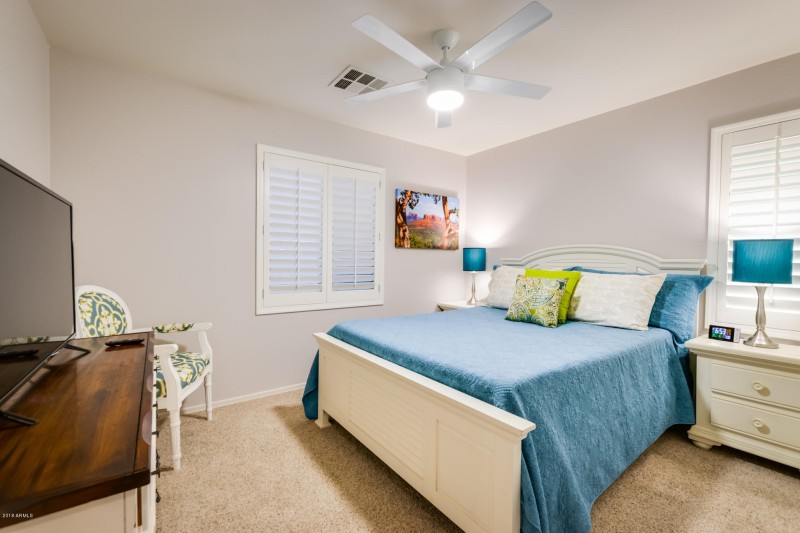 Queen bed in 2nd bedroom