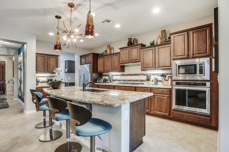 EASY-T0-USE KITCHEN!