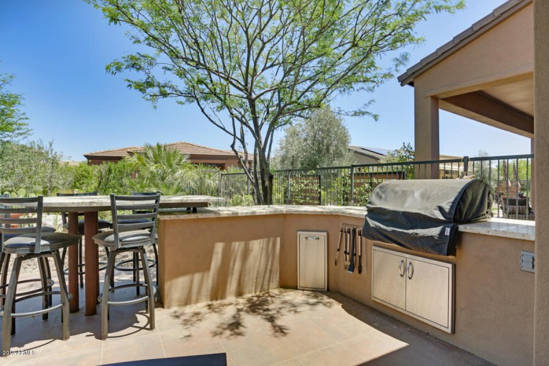 BUILT-IN BBQ & BAR SEATING