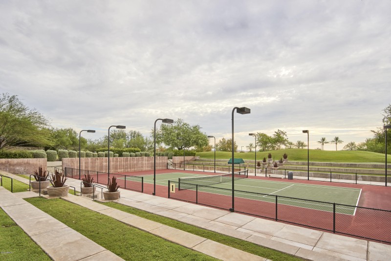 WONDERFUL LIGHTED TENNIS COURTS-KIVA