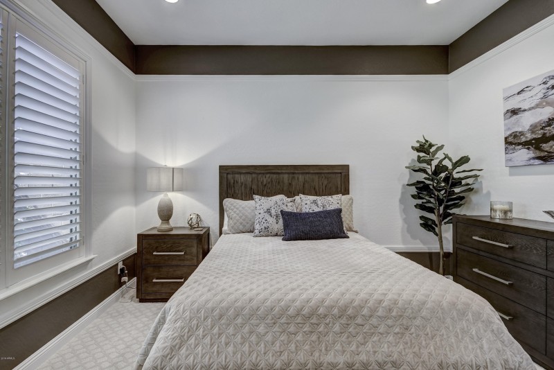 Bedroom with Queen Size Bed