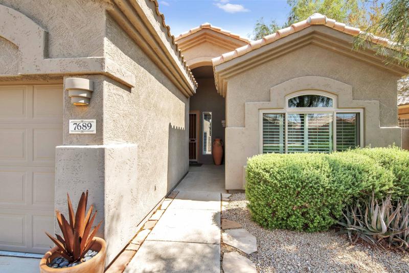 ENTRY WAY TO FRONT DOOR