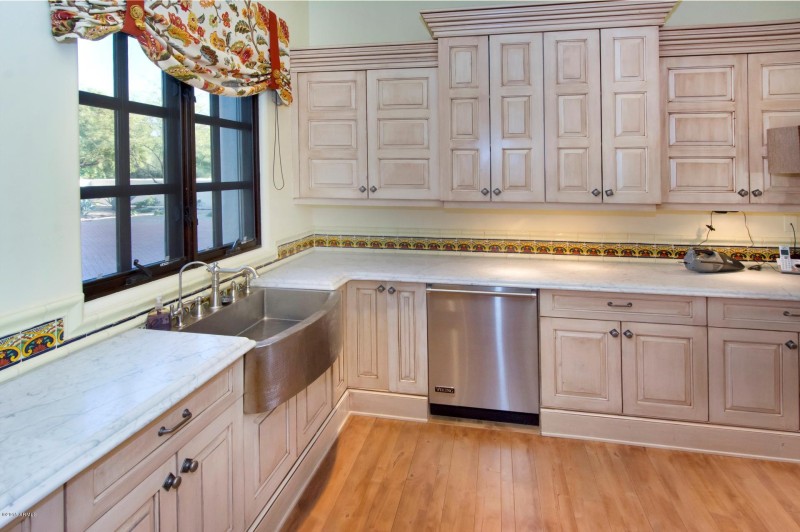 REALLY HUGE BUTLERS KITCHEN/PANTRY