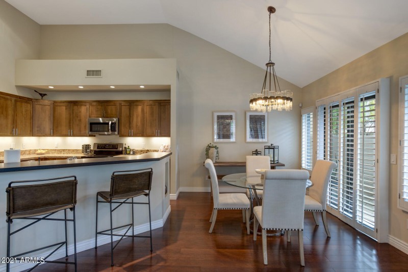 Dining Area-Breakfast Bar