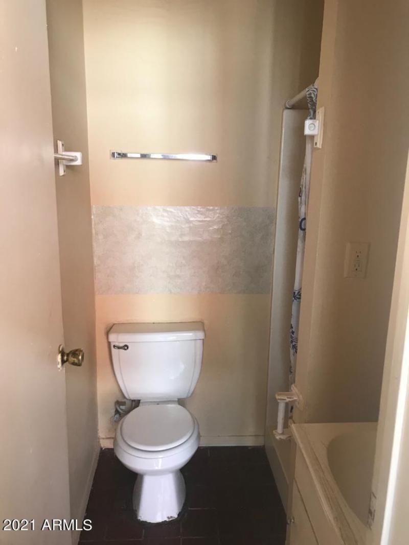 1165 10th studio bathroom