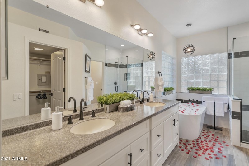 Primary En-Suite Bathroom