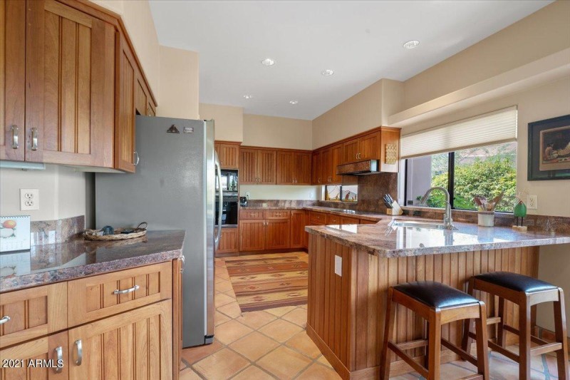 Kitchen w_ Breakfast bar