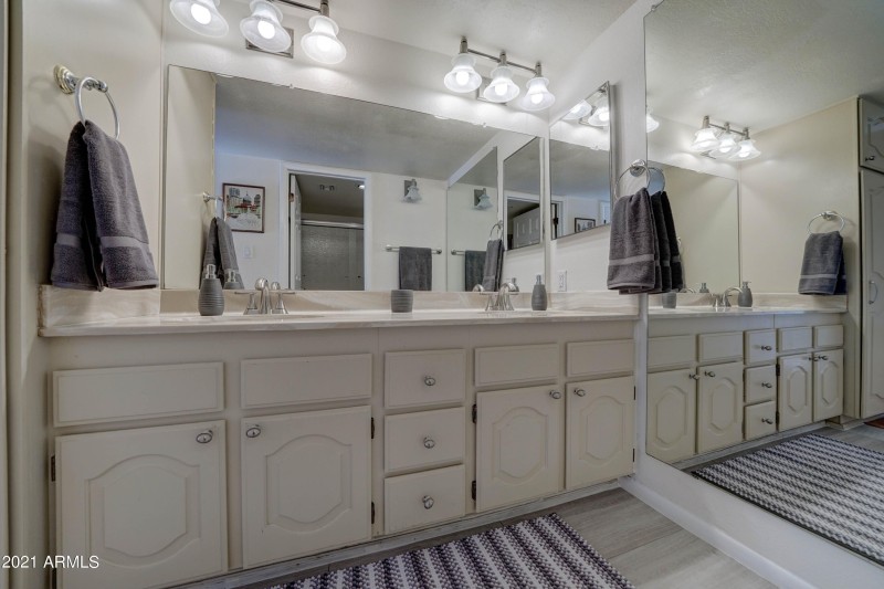 194 BATHROOM VANITY