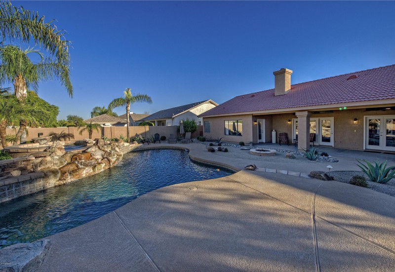 023_Backyard Sparkling Pool