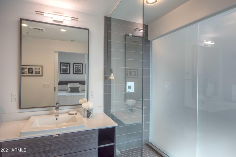 011_Large Walk-In Shower