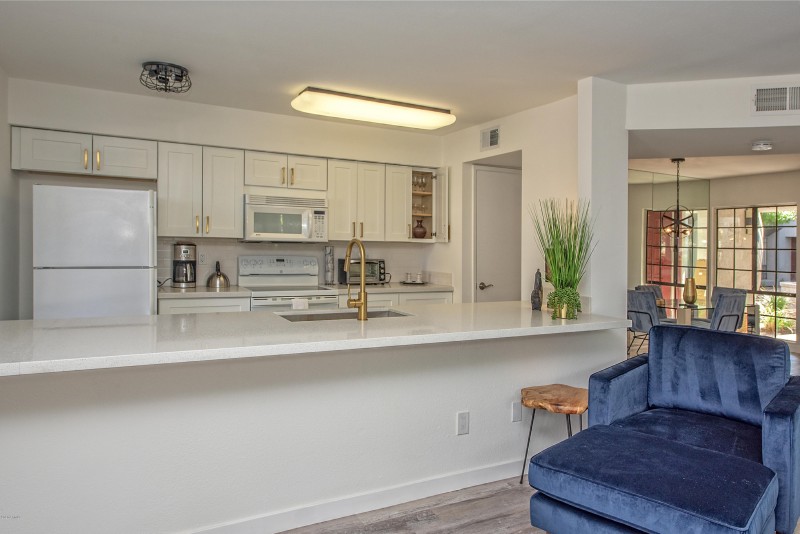 009_Kitchen Breakfast Bar