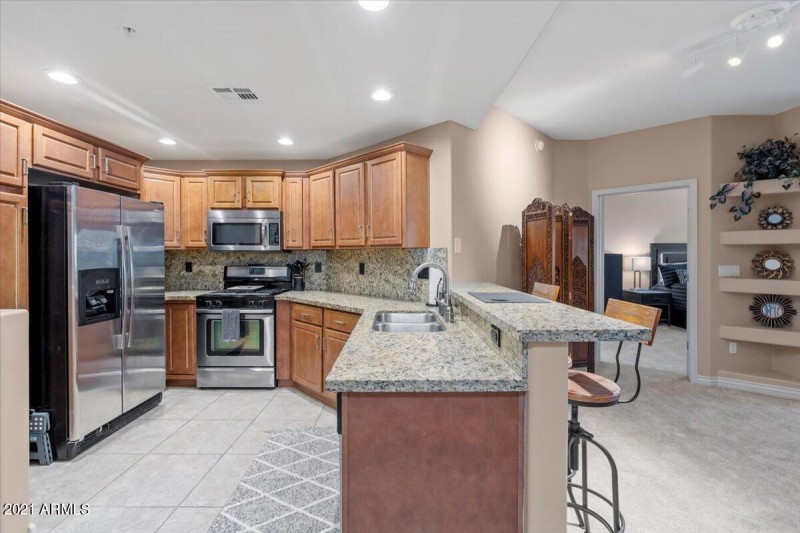 Kitchen w Breakfast Bar