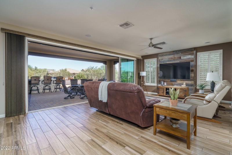 9) GREAT ROOM SLIDER