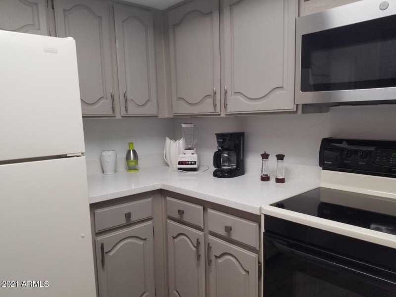 12 125 KITCHEN QUARTZ COUNTERS