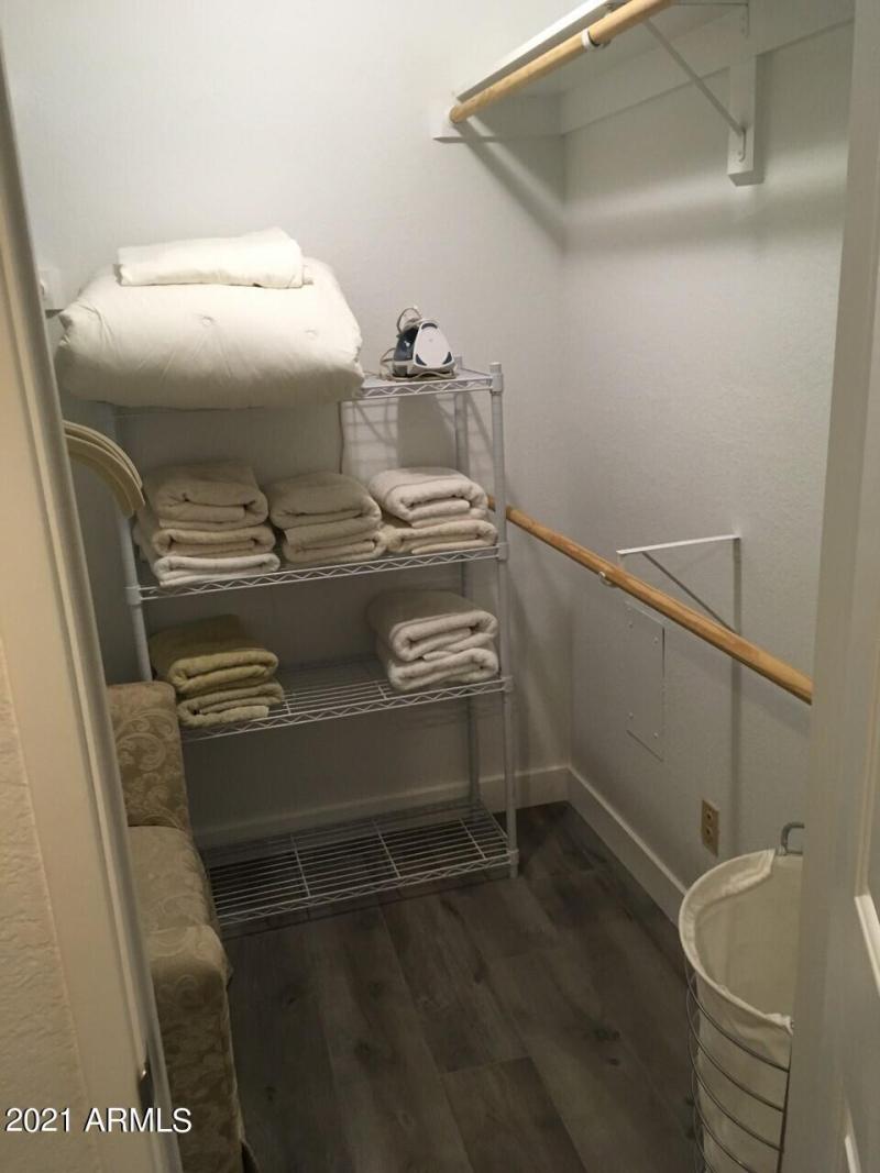 12 125 SPACIOUS CLOSET