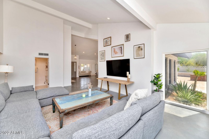 3411 E Valley Vista Ln-large-020-022-341