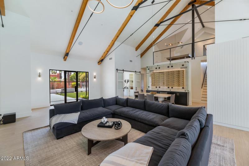 4216 E Hazelwood St-large-010-040-4216 E