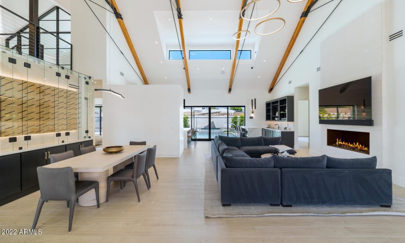 4216 E Hazelwood St-large-011-020-4216 E