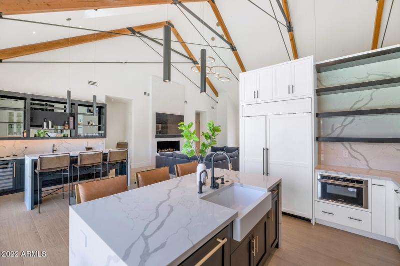 4216 E Hazelwood St-large-017-042-4216 E