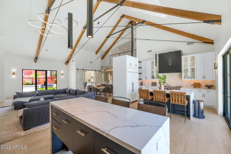 4216 E Hazelwood St-large-019-044-4216 E