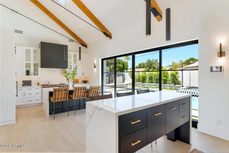 4216 E Hazelwood St-large-020-047-4216 E