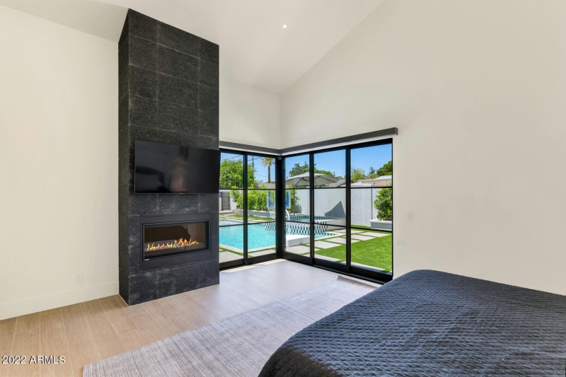 4216 E Hazelwood St-large-022-048-4216 E