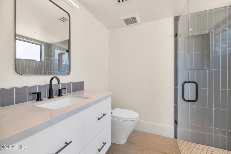 4216 E Hazelwood St-large-036-030-4216 E