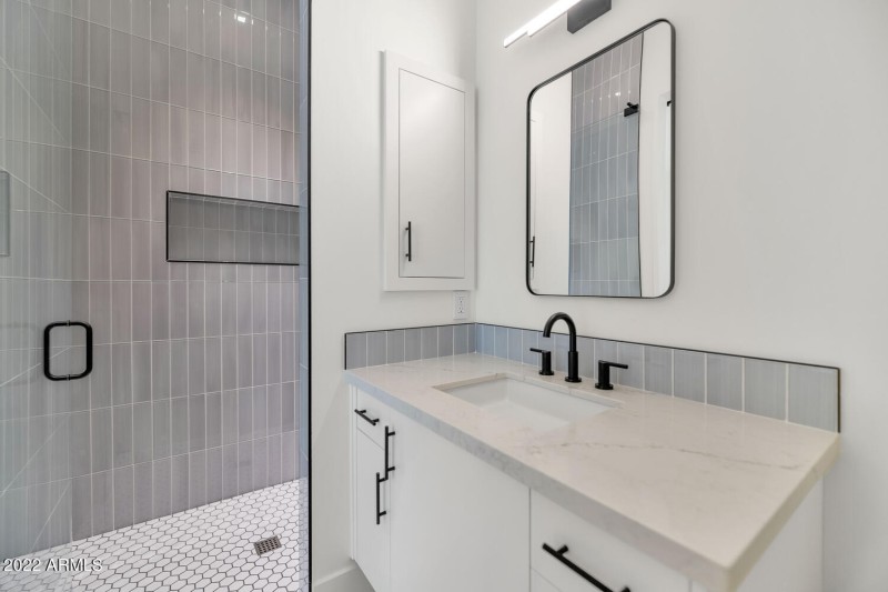 4216 E Hazelwood St-large-038-026-4216 E